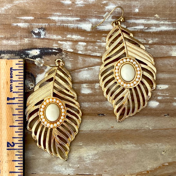 Gold and white feather earrings - Picture 2 of 3